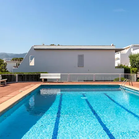 Grifeu 15.1 - Con Piscina Comunitaria Feriehus